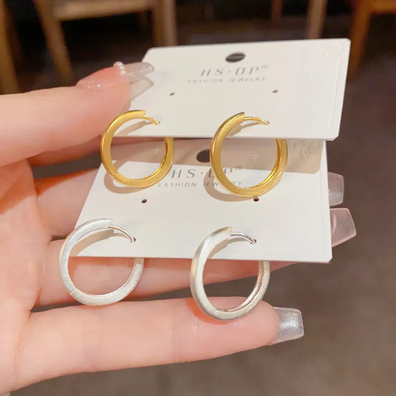 Gold-plated geometric round eyelet ear clips for women