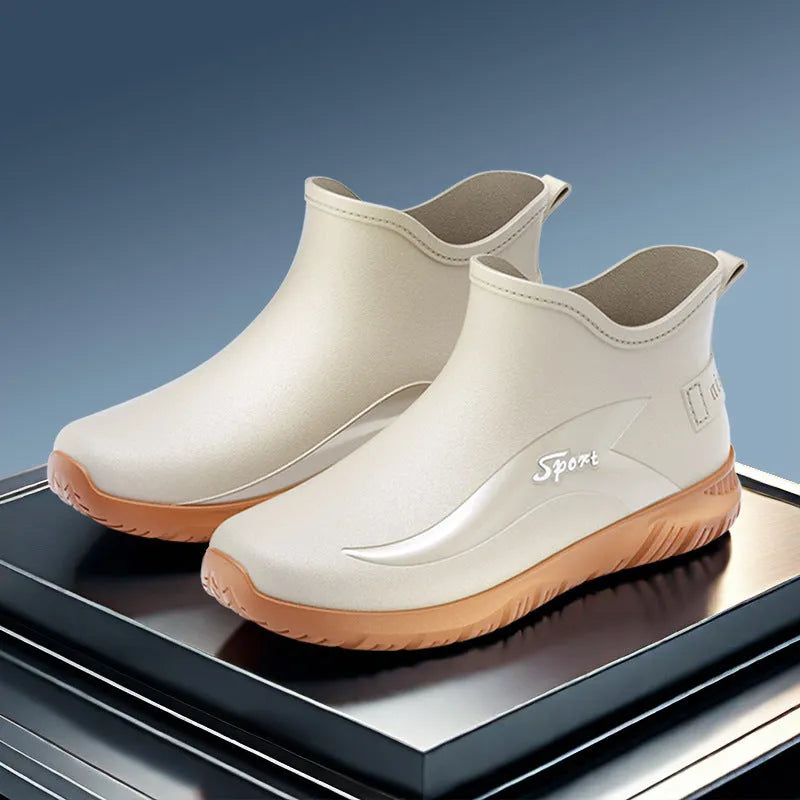 Men's short rubber boots in PVC with flat heel and non-slip sole in beige and black colour options