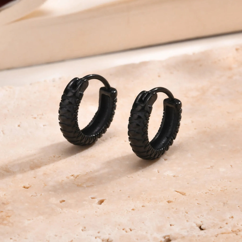 Stainless steel snake pattern ear ring in black or gold colour with simple design