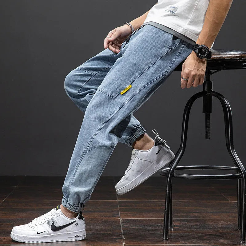 Men's loose cargo casual jeans in straight leg design with micro elasticity cotton fabric