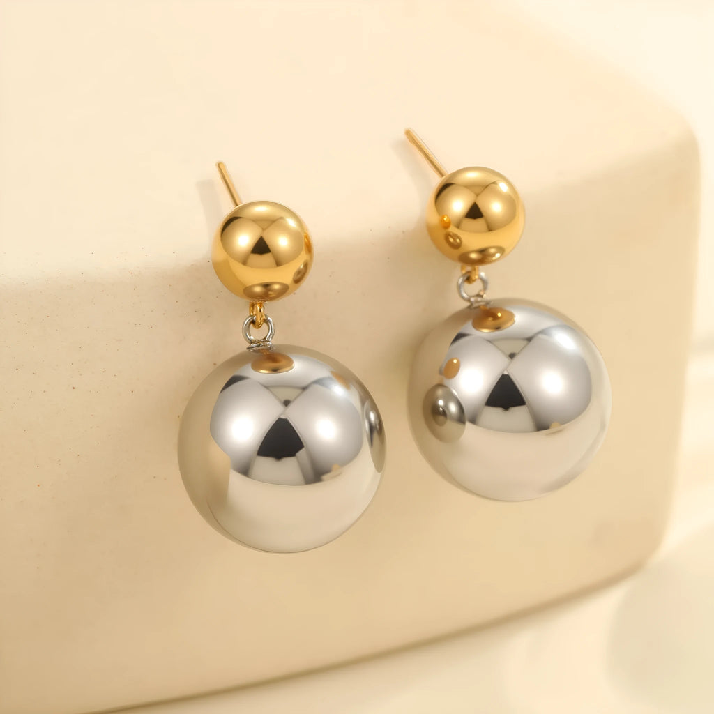 A pair of stainless steel colour-block ear studs with round beads and an 18K gold electroplated finish.