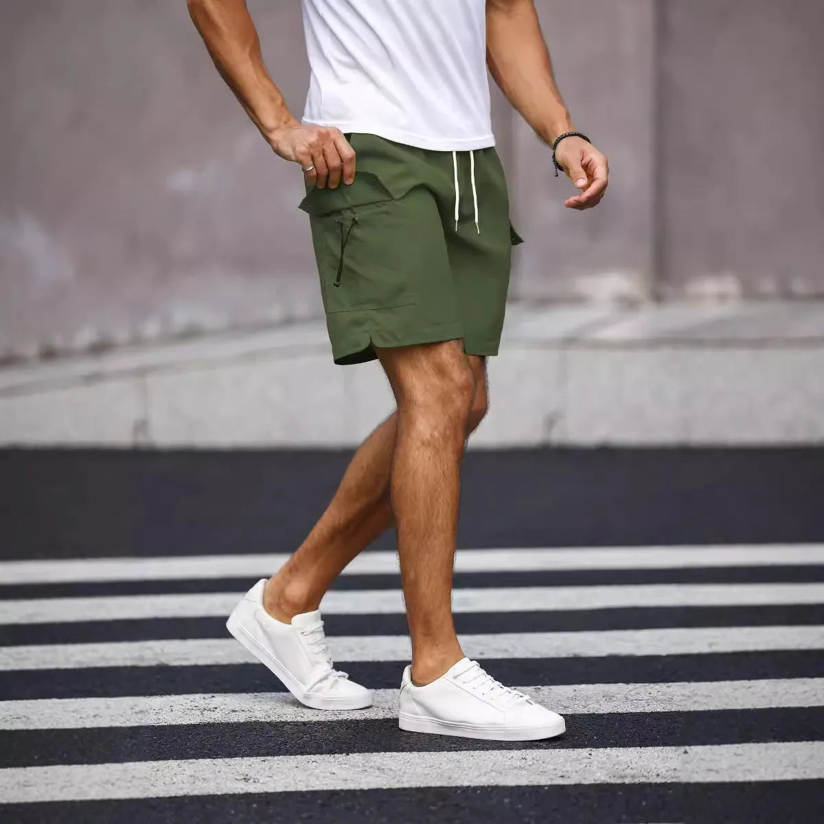 Men's loose-fitting workwear shorts in army green colour with a straight leg and elasticated waistband
