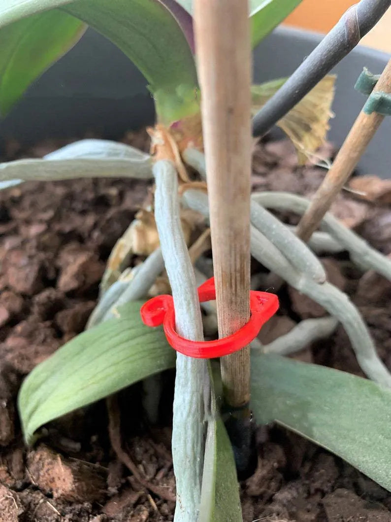 Cat-shaped plastic plant clip in green, red, white or yellow colours for garden support