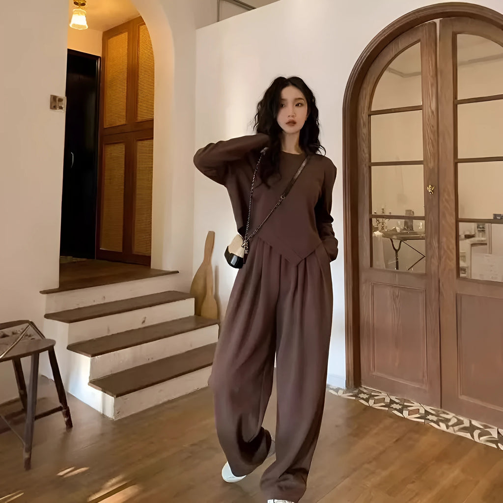 Women's loose-fit casual sports suit in khaki, featuring a long-sleeve top and matching trousers.