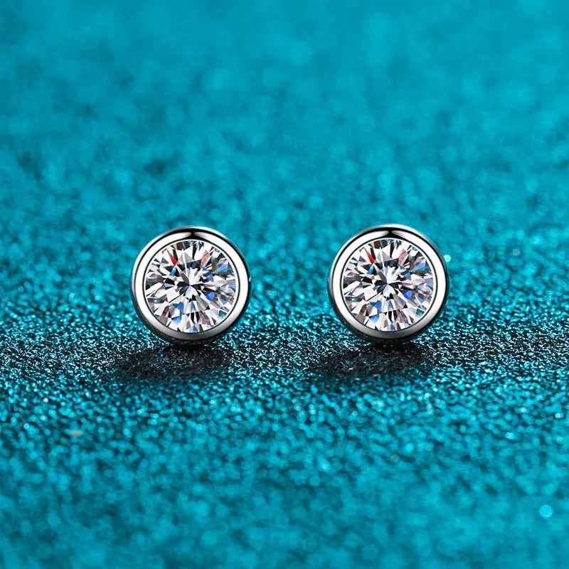 Geometric women's earrings in gold with a central moissanite or zircon stone on a silver base.