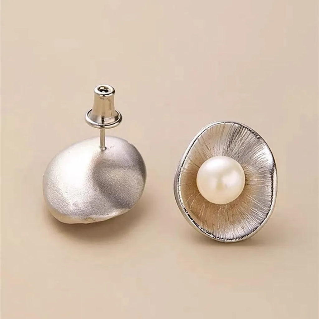 Gold electroplated sterling silver needle earrings with geometric shape and pearl decorative element