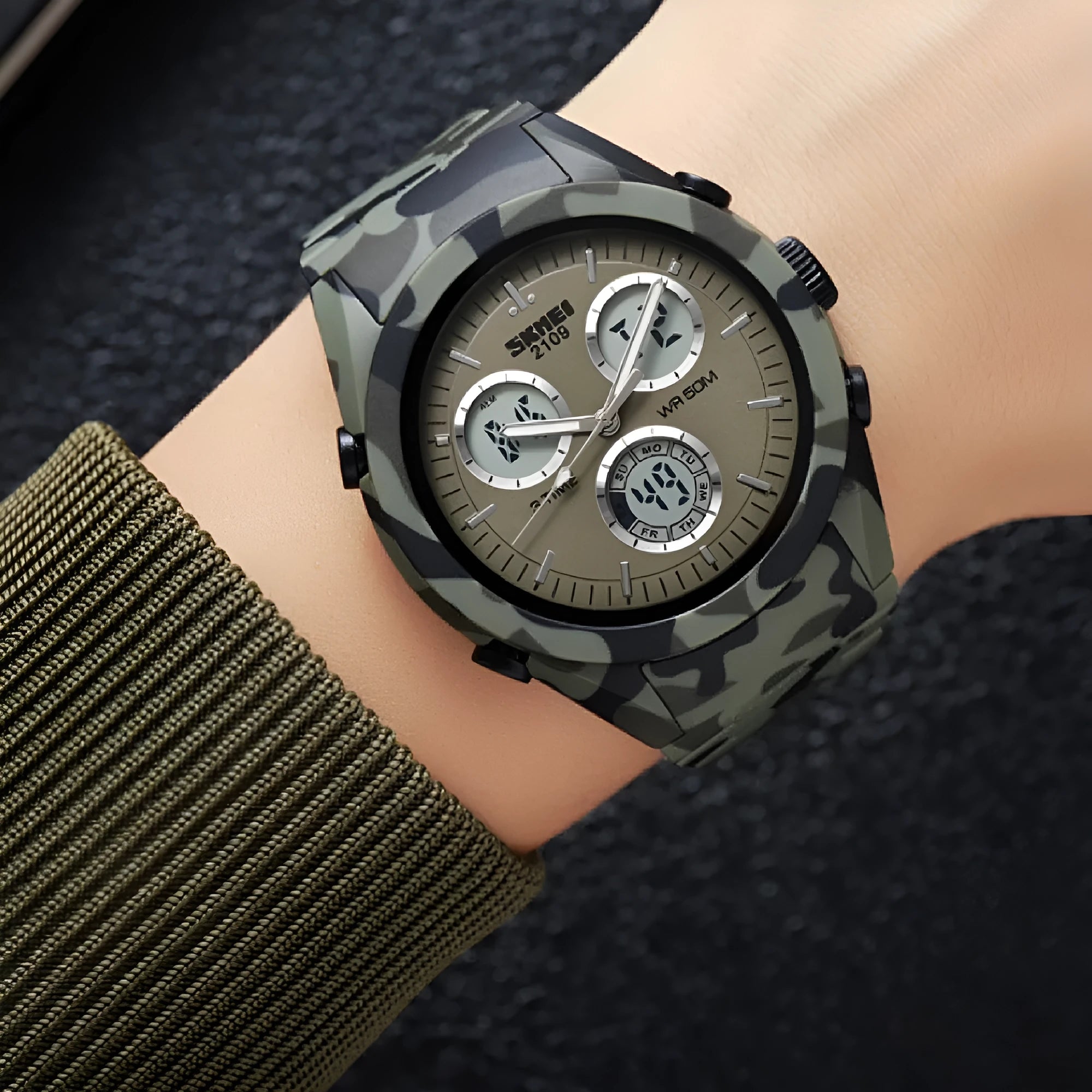 Unisex electronic casual watch with camouflage strap and resin mirror, waterproof to 50 metres.