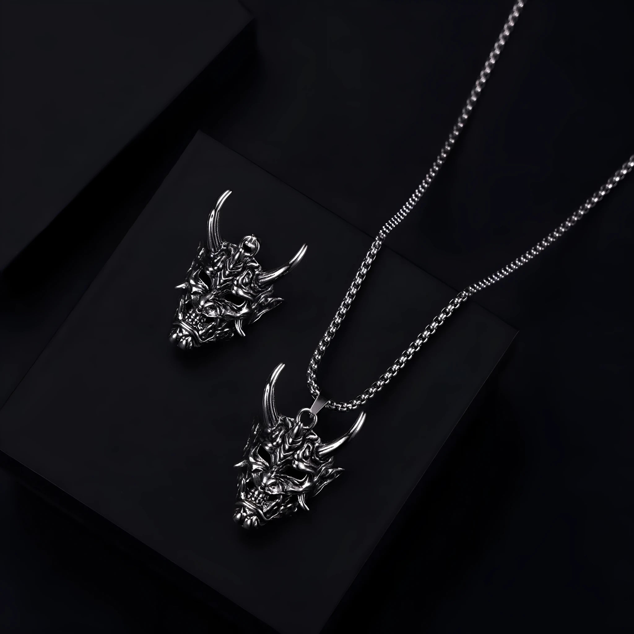 Personalised men's vintage necklace with 40x27x20mm zinc alloy pendant and silver electroplated finish