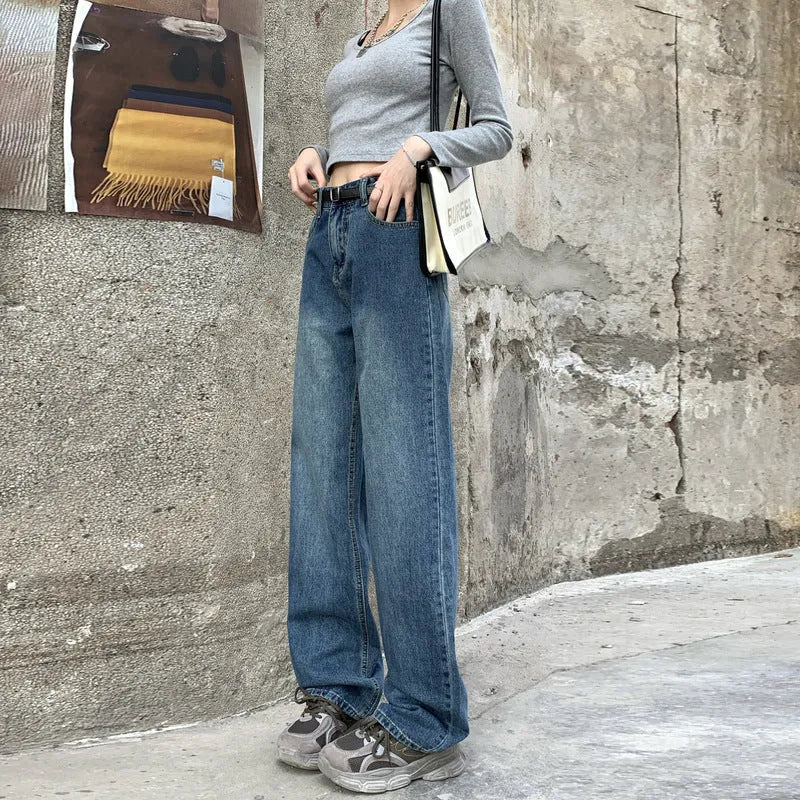 Women's straight-leg jeans in retro blue with high waist design and trousers length cut