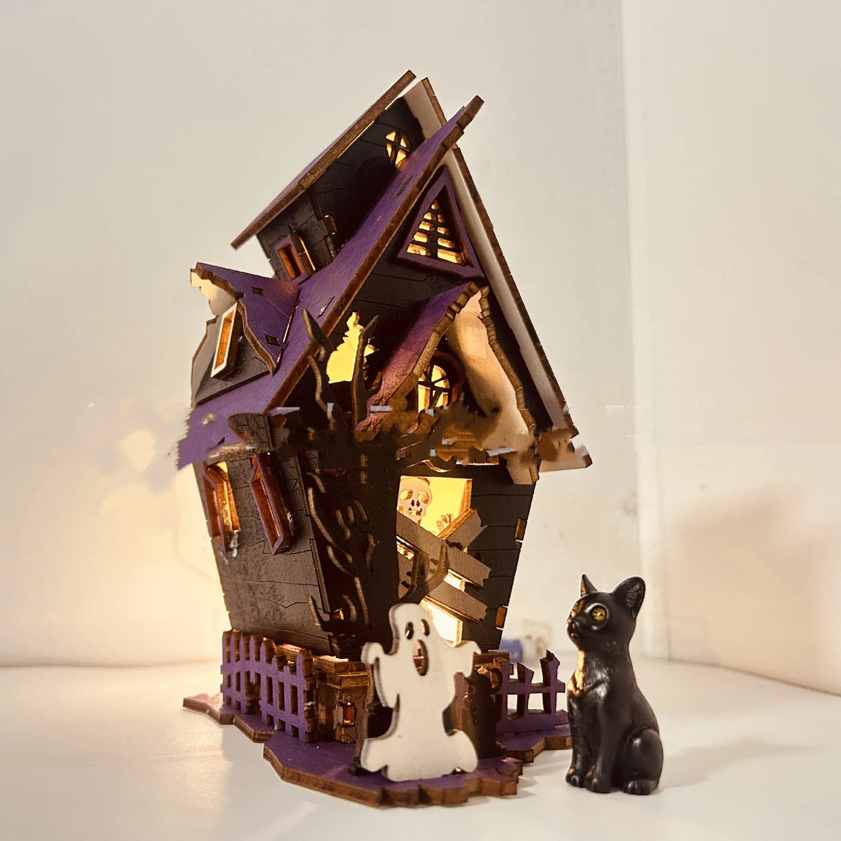 Wooden DIY haunted house Halloween decoration with luminous design measuring 14x10.5x19cm