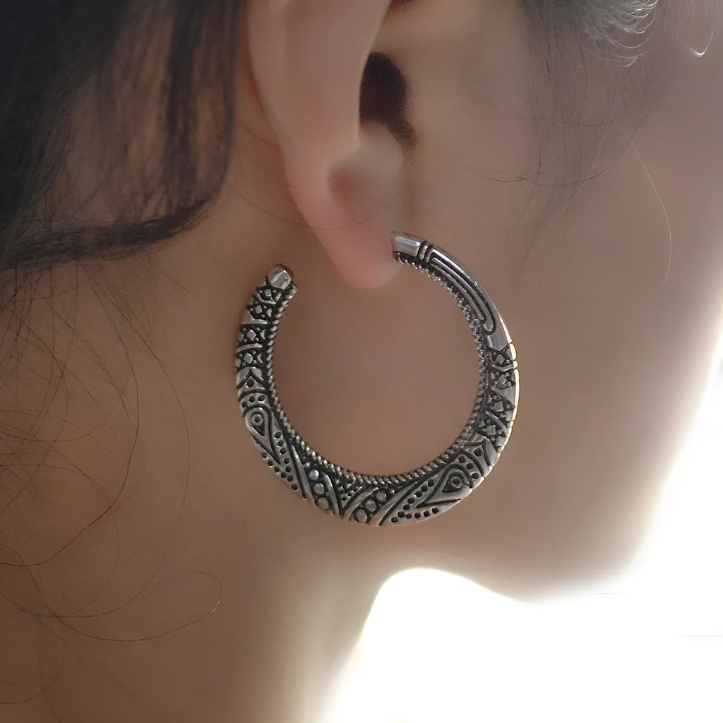 Vintage engraving C-shaped alloy earrings in bronze and silver antique finishes