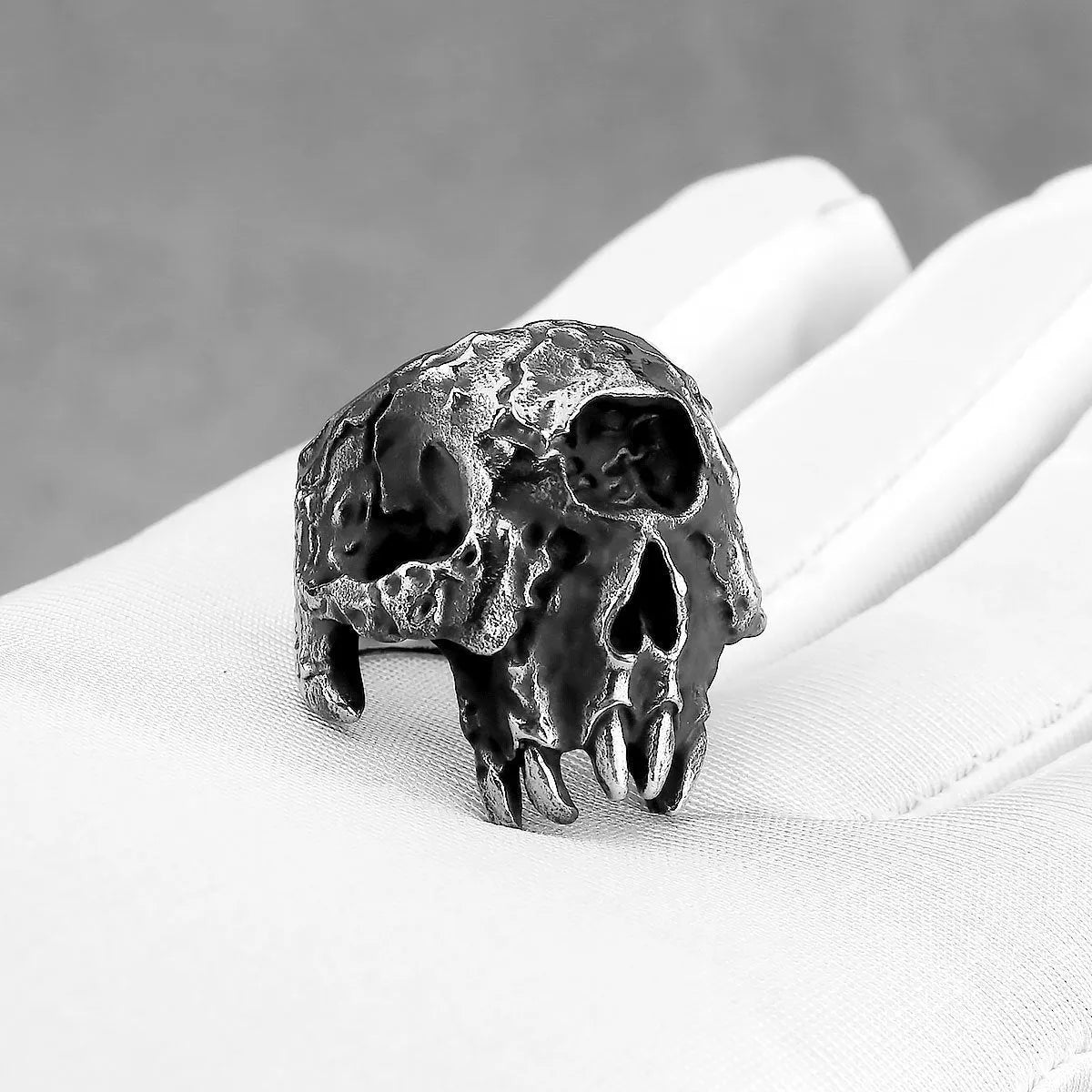 Silver electroplated alloy skull ring with one-eyed design in punk hip hop retro style