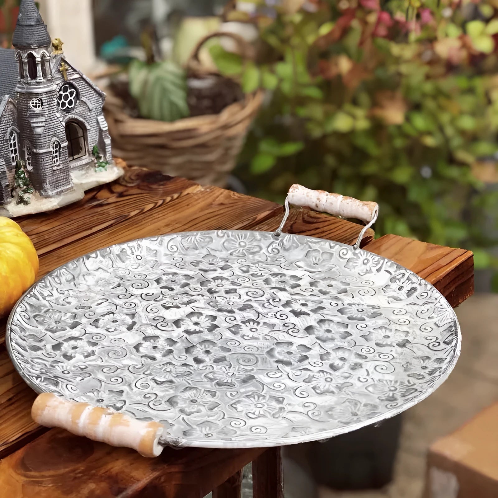 Round wrought iron metal storage tray with a belt design in European style.