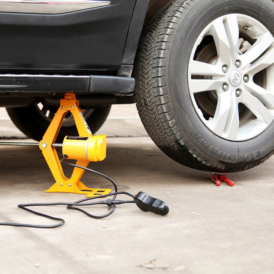Vehicle-mounted electric hydraulic jack kit with 2-tonne lifting capacity
