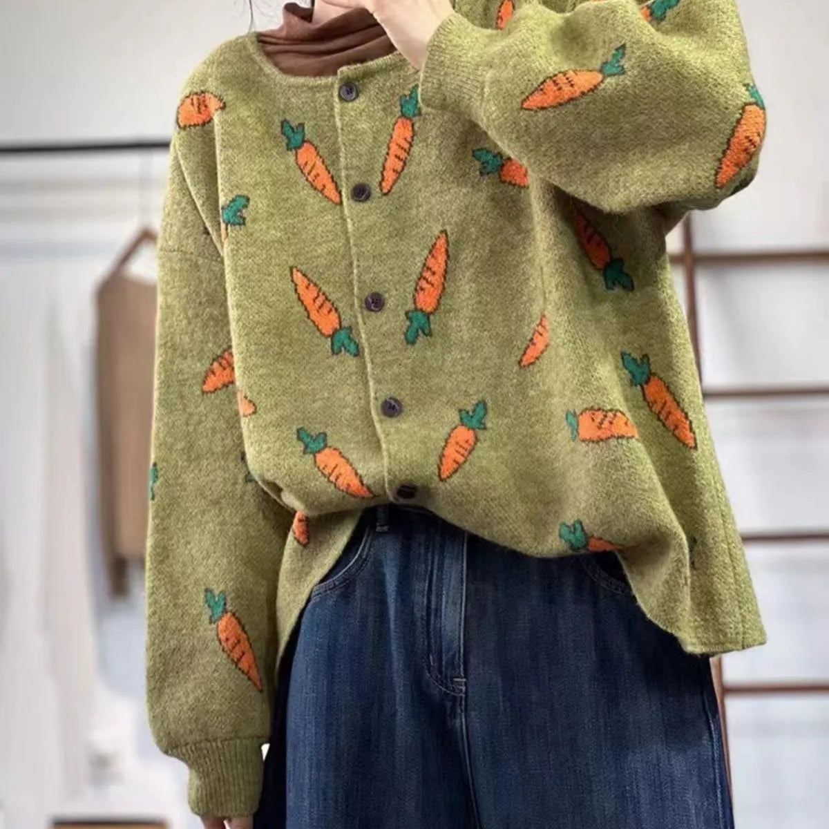 Women's printed loose cardigan sweater in viscose fibre with colour contrast artistic design