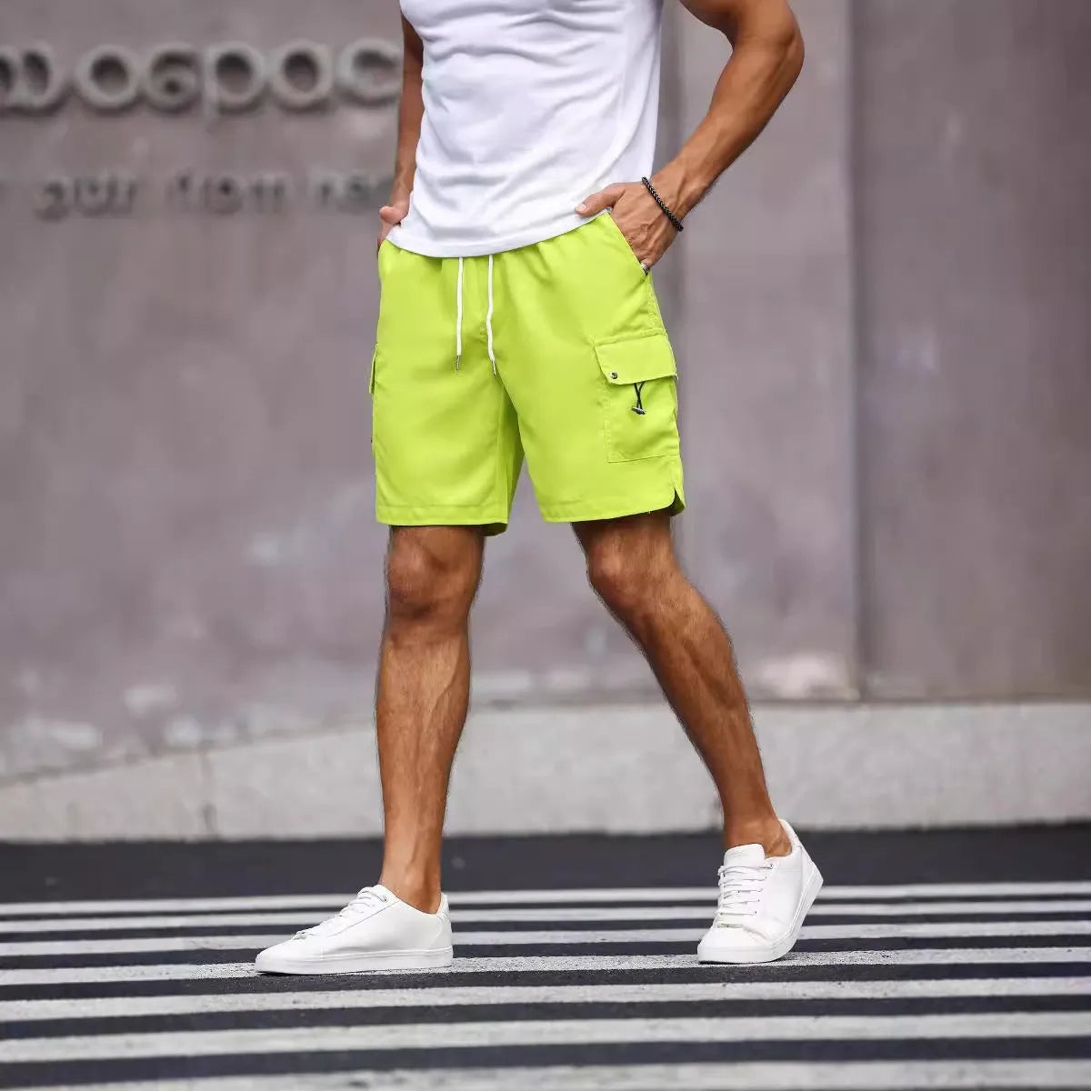 Men's loose-fitting workwear shorts in army green colour with a straight leg and elasticated waistband