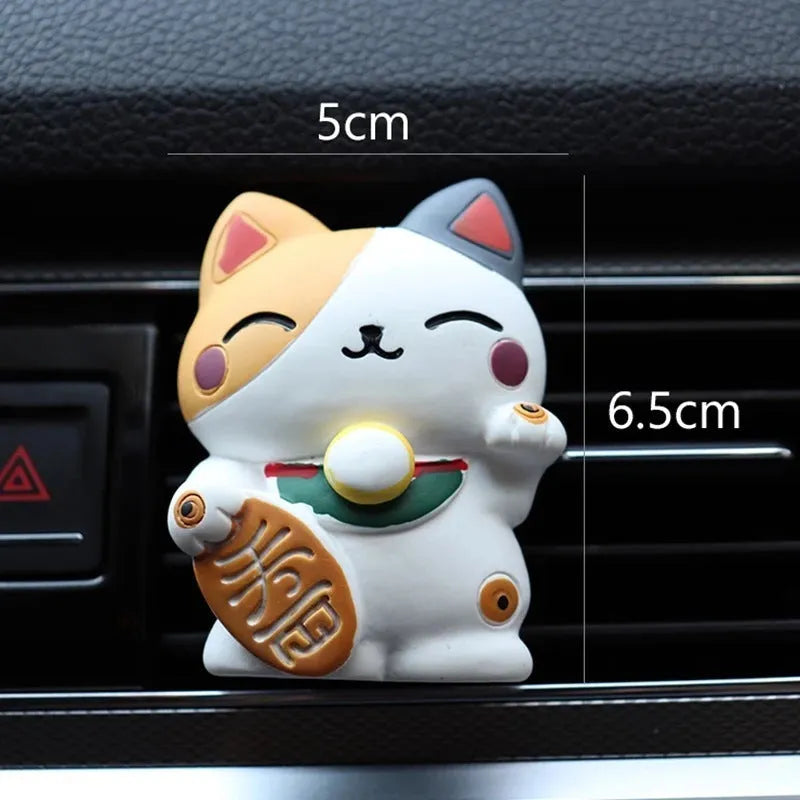 Black and white resin fortune cat car vent aromatherapy clip with aromatherapy cotton.