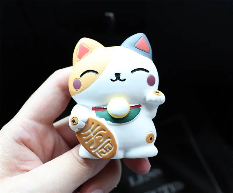 Black and white resin fortune cat car vent aromatherapy clip with aromatherapy cotton.