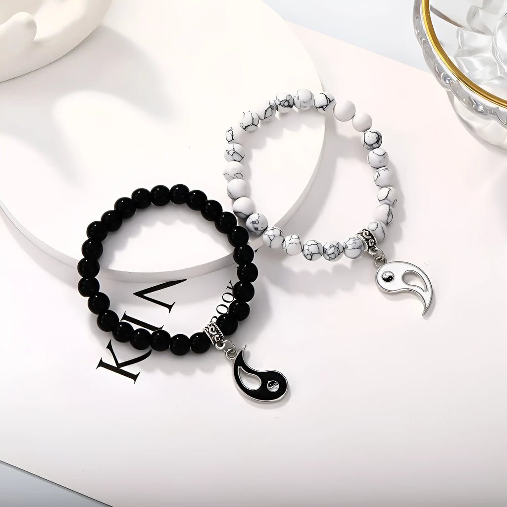 Geometric eight-diagram shaped alloy bracelet with electroplated finish in unisex fashion design
