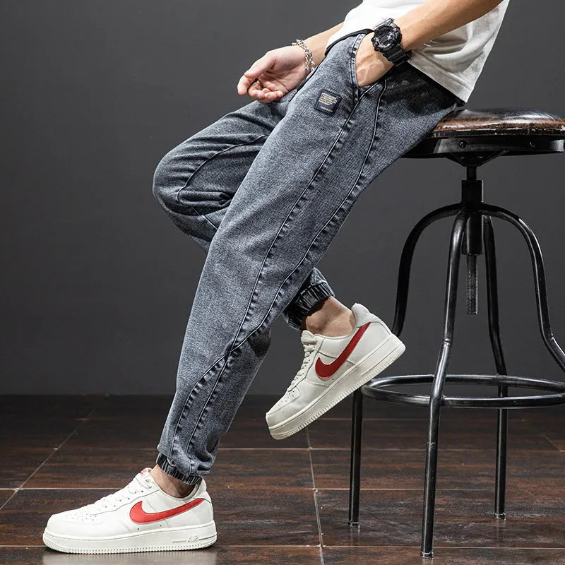 Men's loose cargo casual jeans in straight leg design with micro elasticity cotton fabric