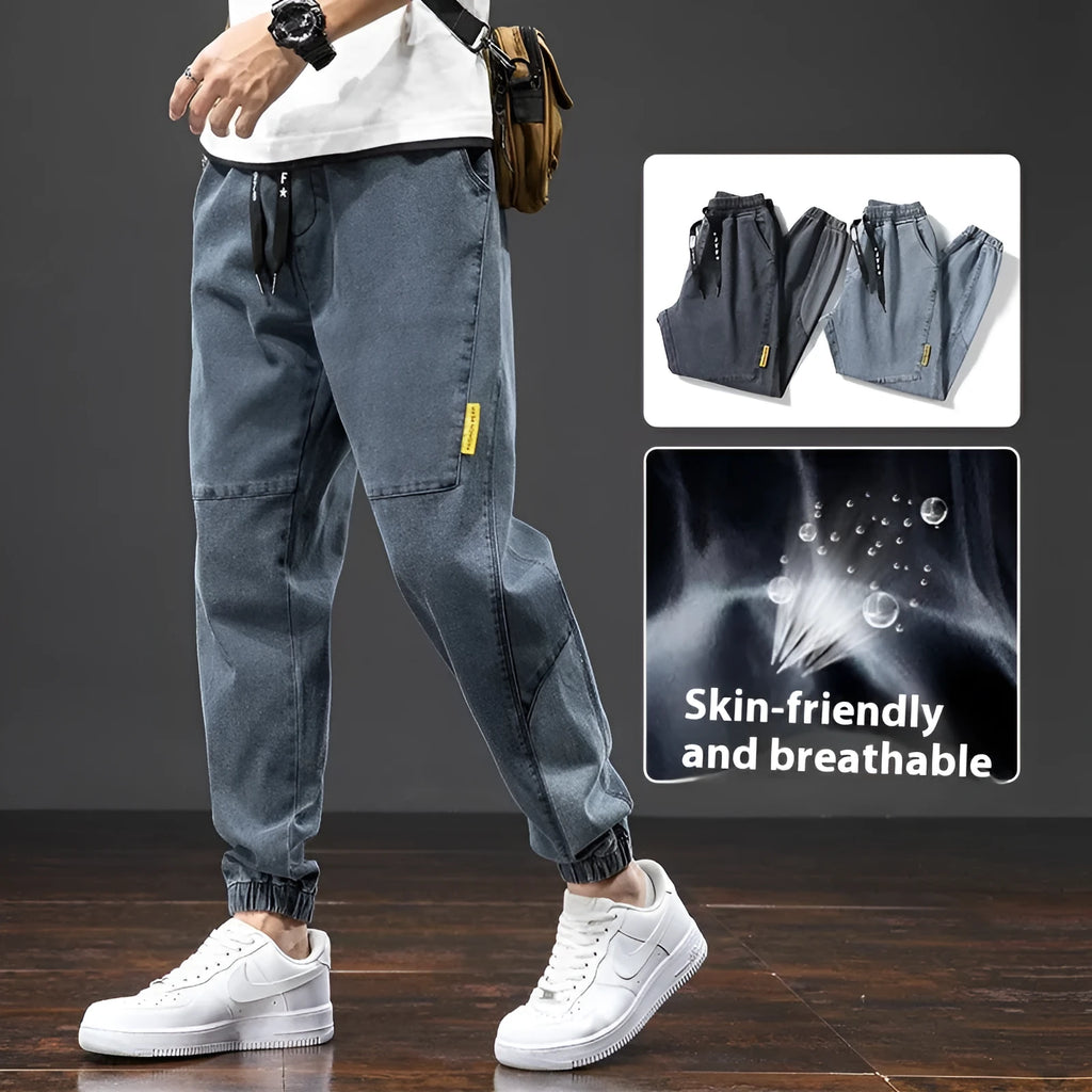 Men's loose cargo casual jeans in straight leg design with micro elasticity cotton fabric