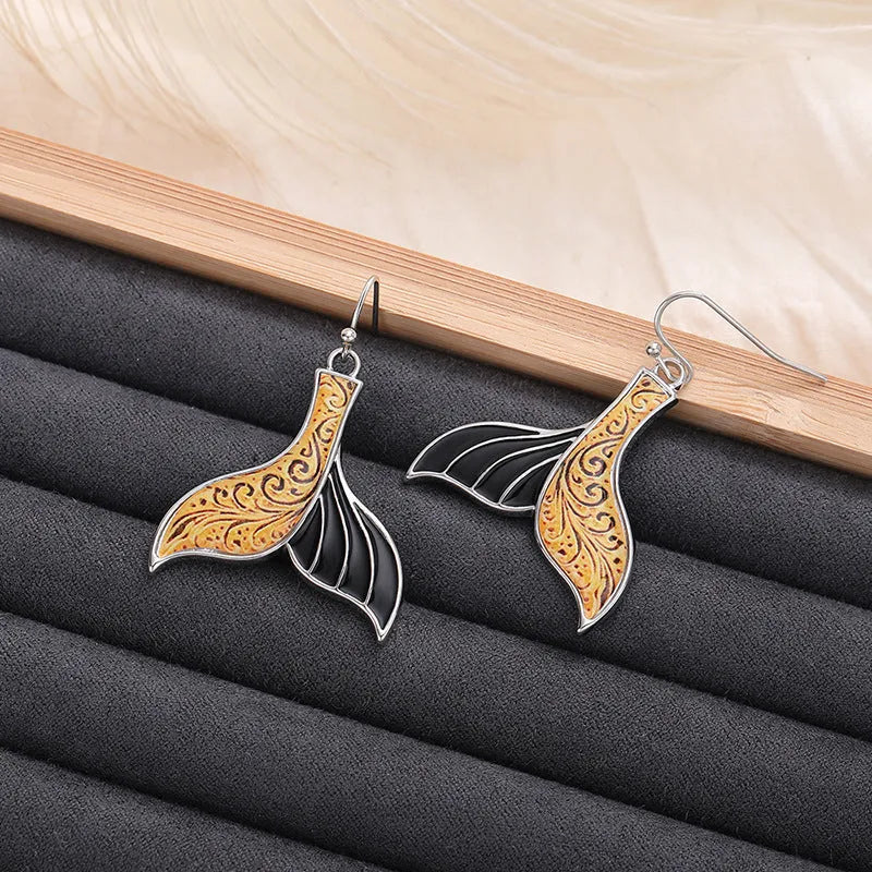 Women's retro fishtail earrings with whale motif in white gold colour finish