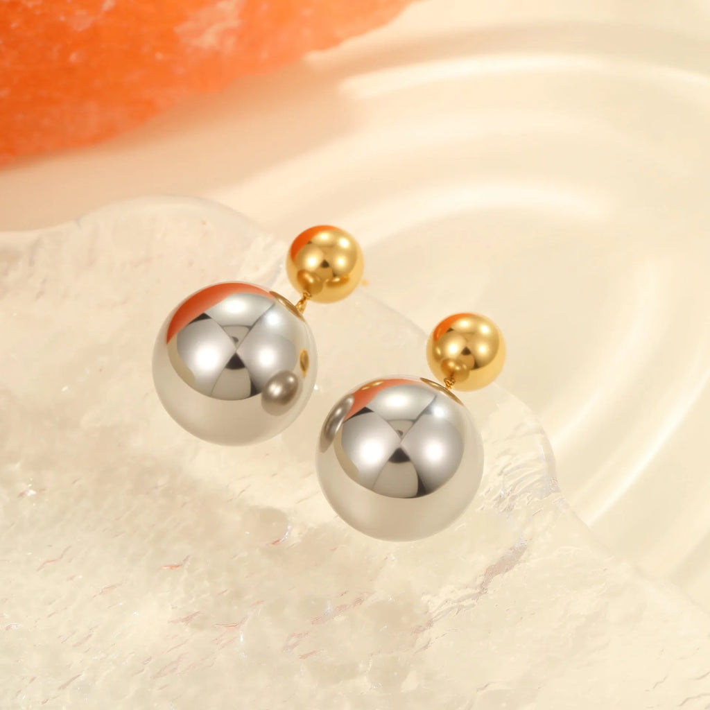 A pair of stainless steel colour-block ear studs with round beads and an 18K gold electroplated finish.