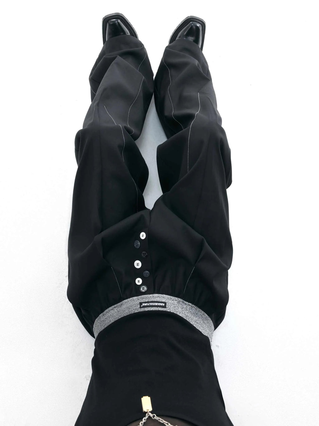 Straight-leg trousers with drooping silhouette and button-open line design detail