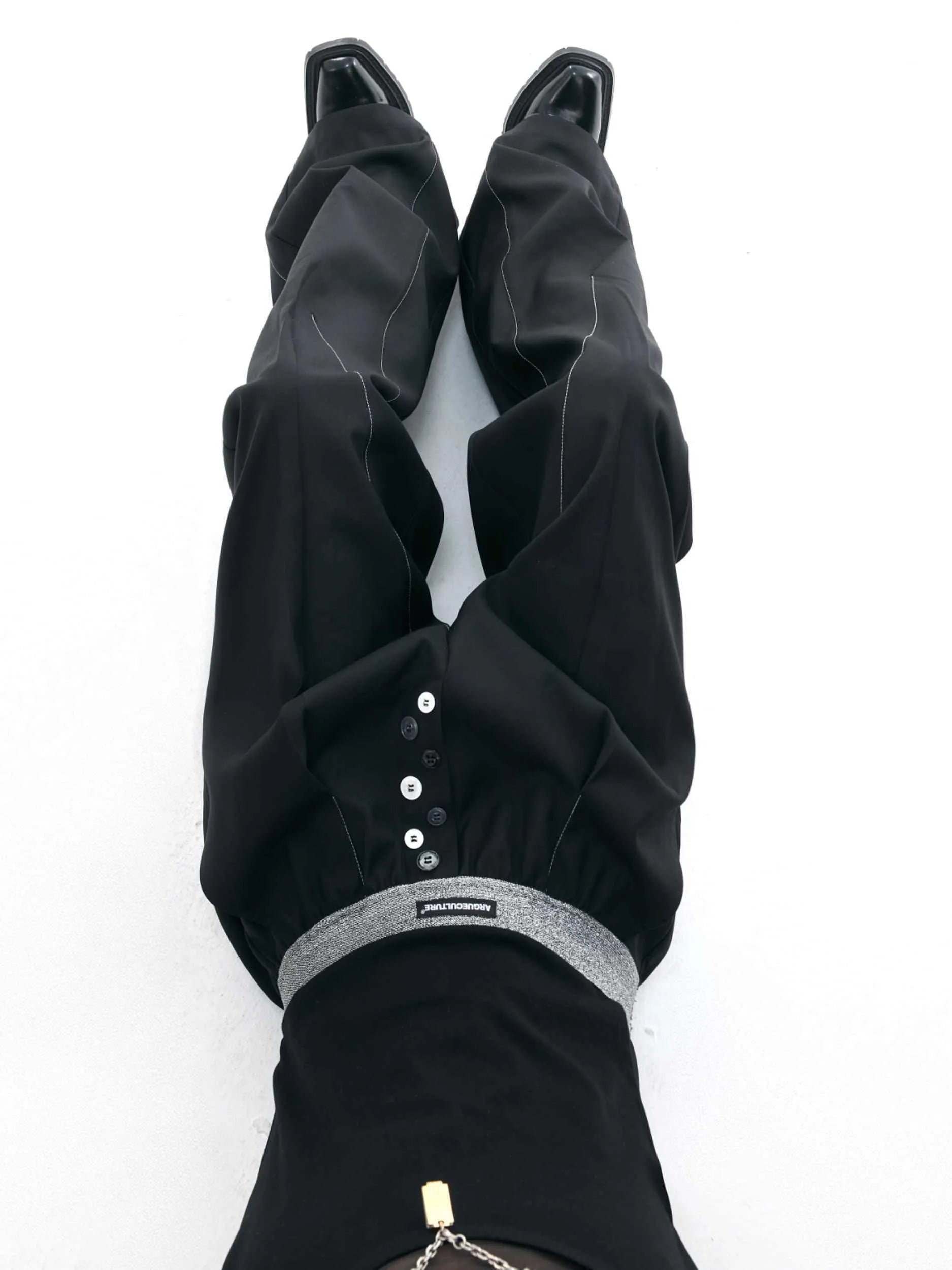 Straight-leg trousers with drooping silhouette and button-open line design detail