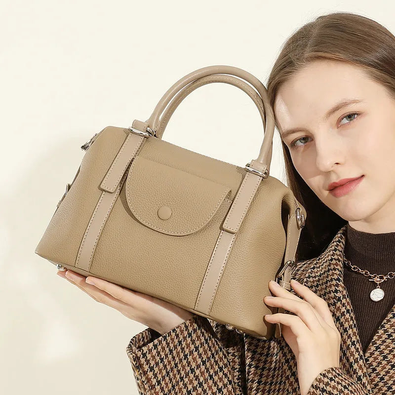 Genuine leather women's handbag with lock closure and single shoulder strap in street trend style
