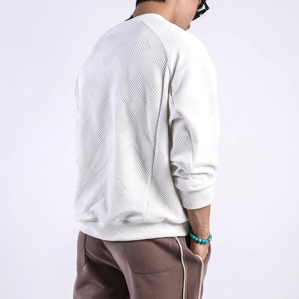 Men's twill jacquard long-sleeved loose fit sweater in army green colour with round neck