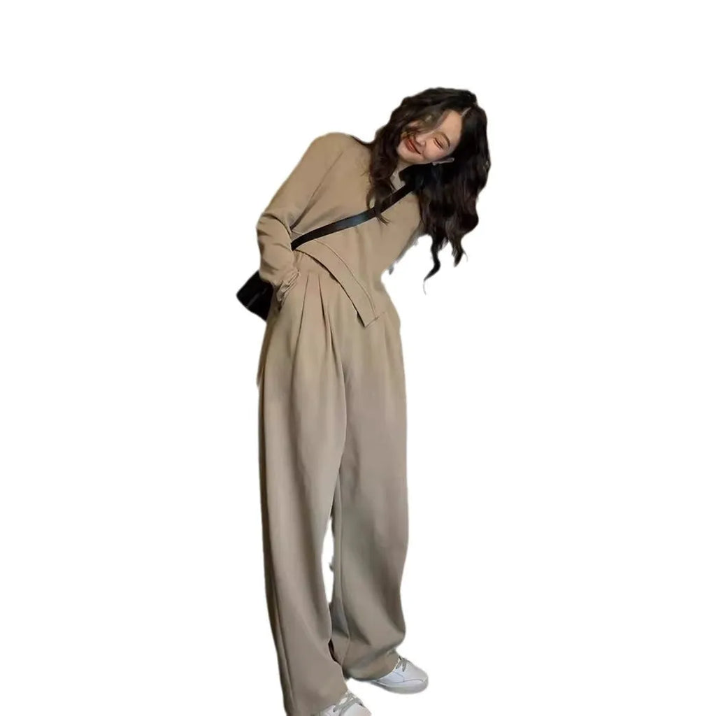 Women's loose-fit casual sports suit in khaki, featuring a long-sleeve top and matching trousers.