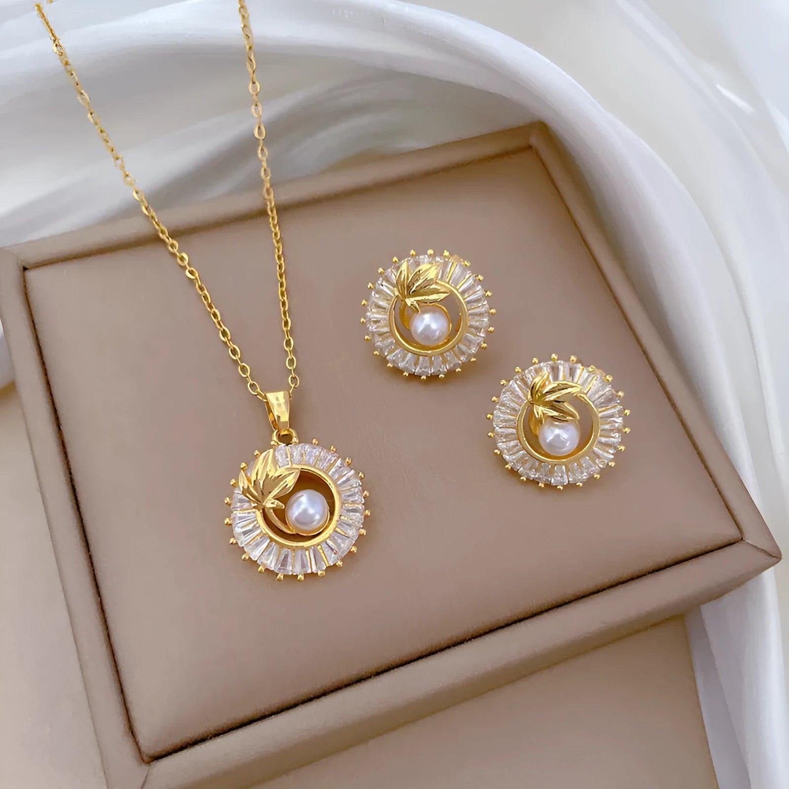Titanium steel geometric jewellery set with square pendant necklace and gold-plated stud earrings
