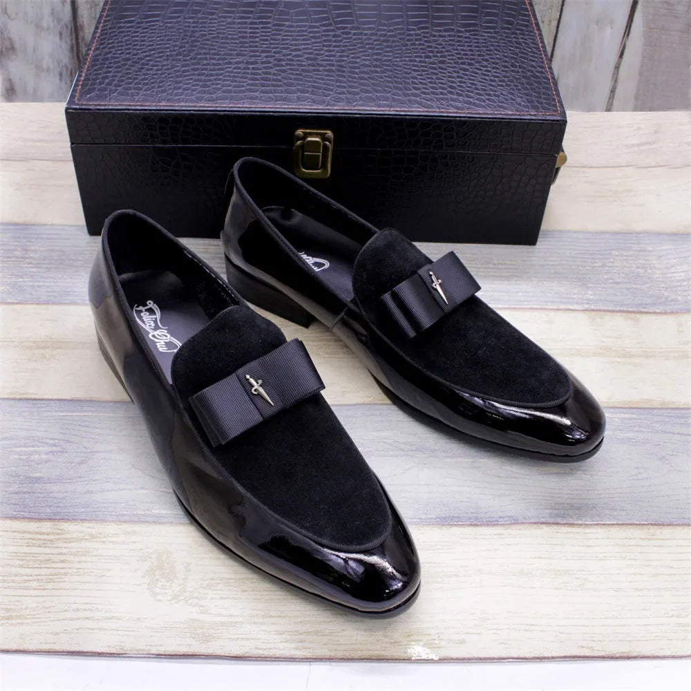 Men's low-top leather shoes with a tassel detail in black patent leather