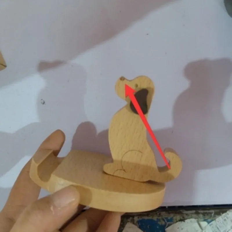 Resin animal-themed mobile phone holder with lazy bracket design for desk organisation
