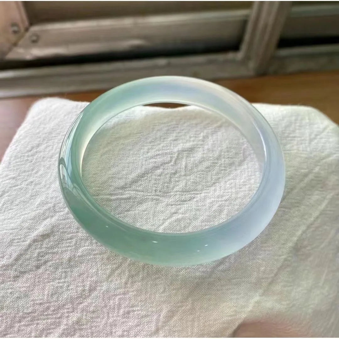 Natural agate wide-tire bracelet showing colour variations and sizing options from 52mm to 62mm