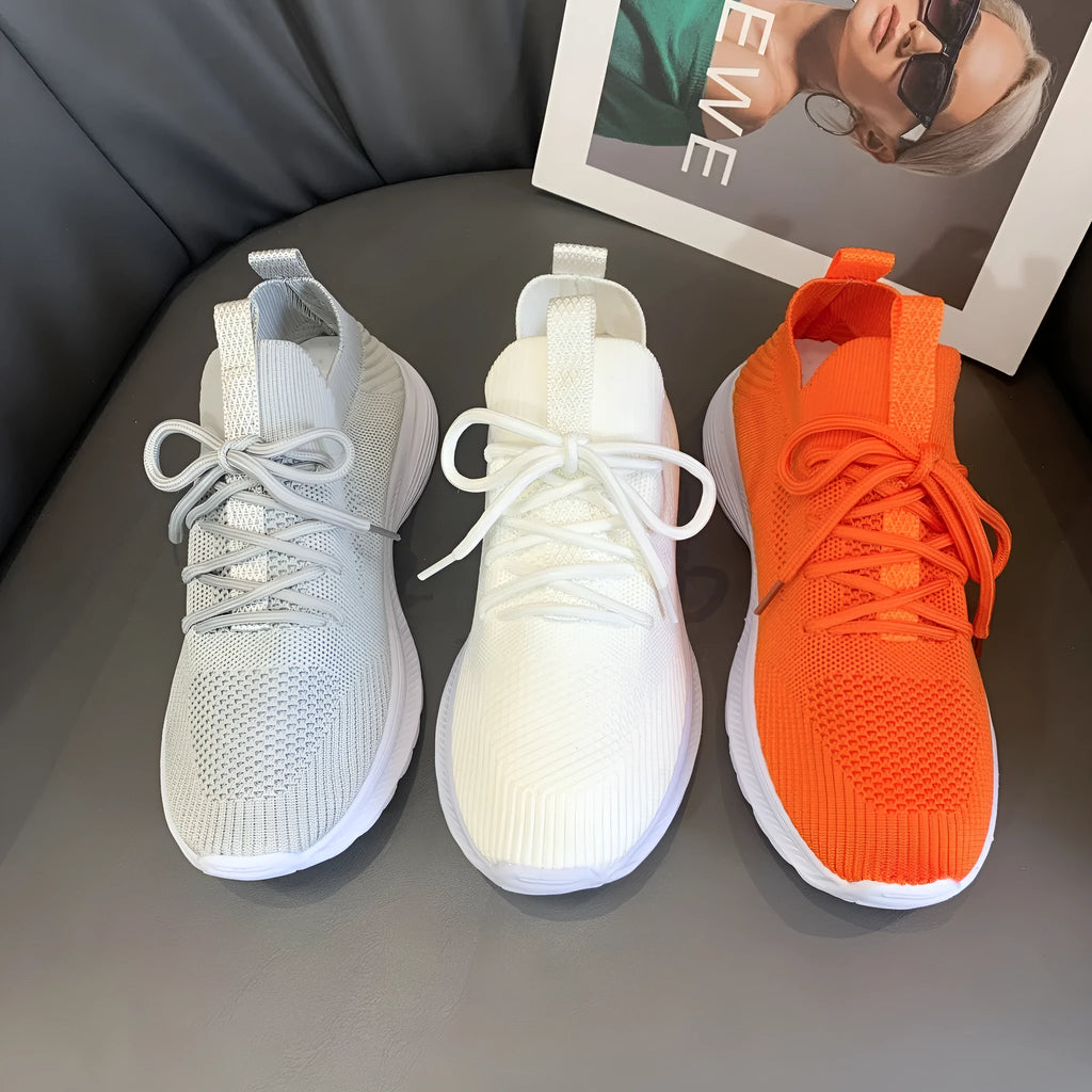 Women's low-top running shoes in creamy white with Flyknit upper and lace-up closure