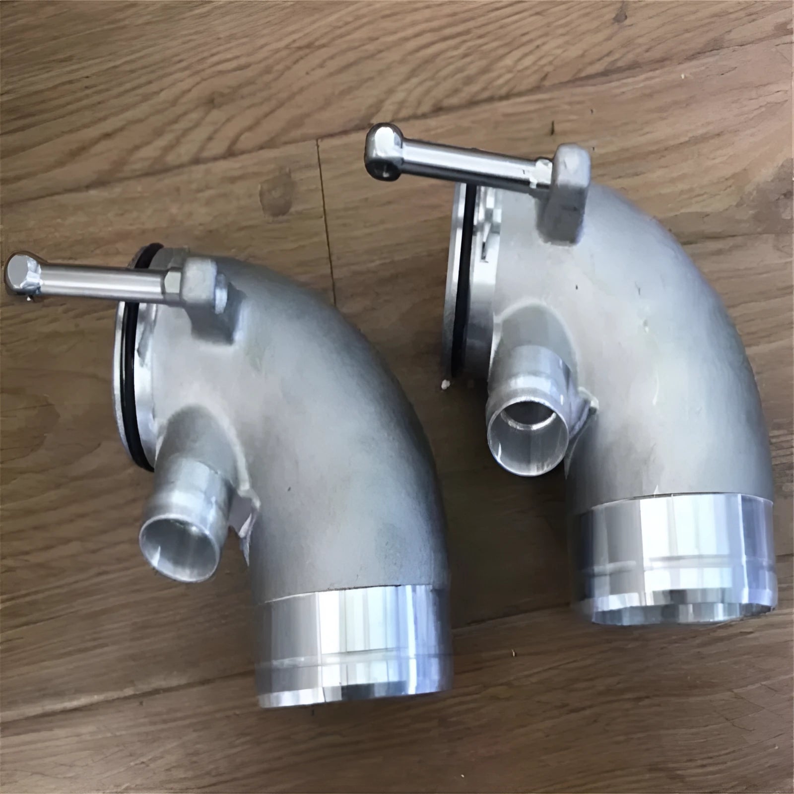 Aluminium alloy 90-degree turbine elbow for lateral engine positioning with anodised finish