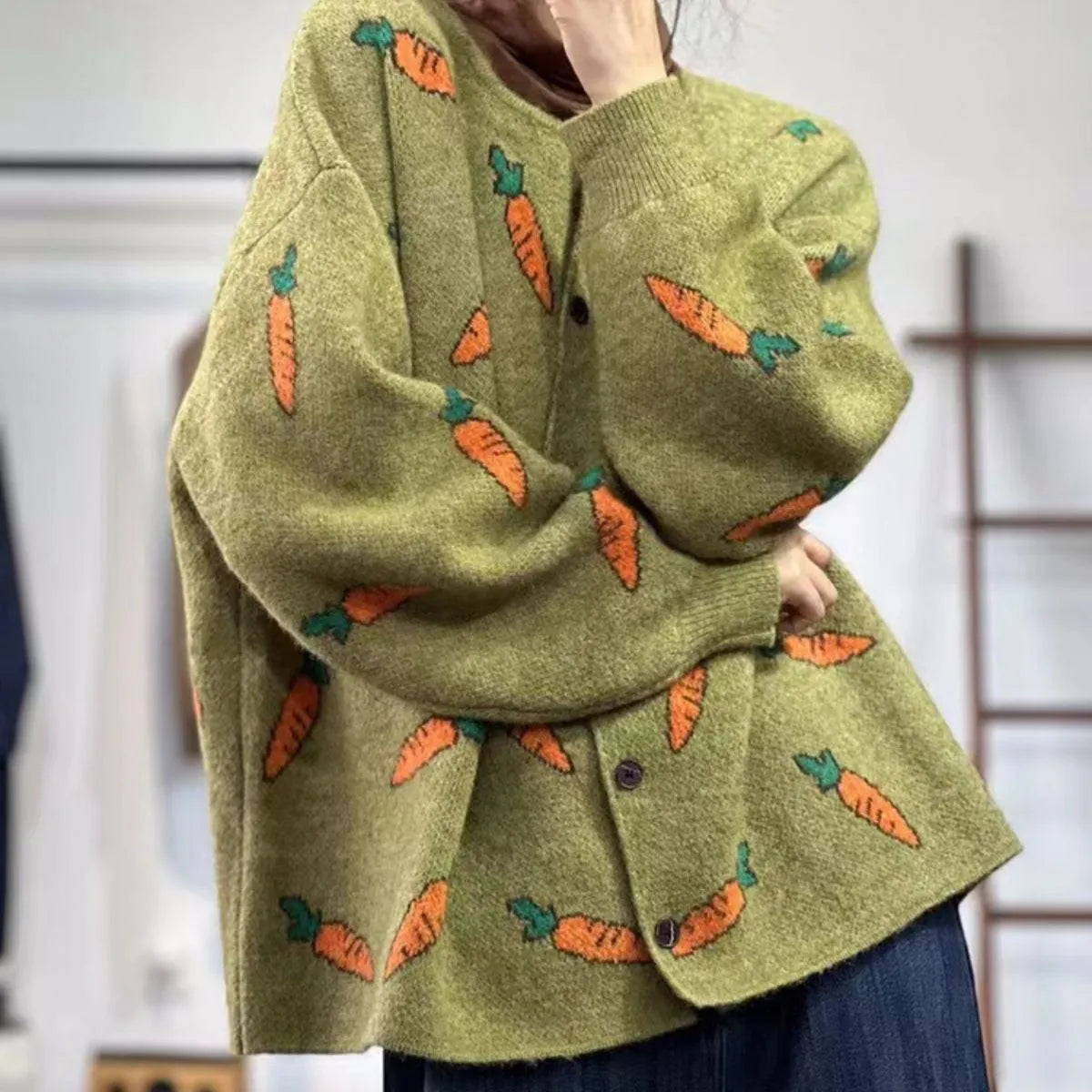 Women's printed loose cardigan sweater in viscose fibre with colour contrast artistic design