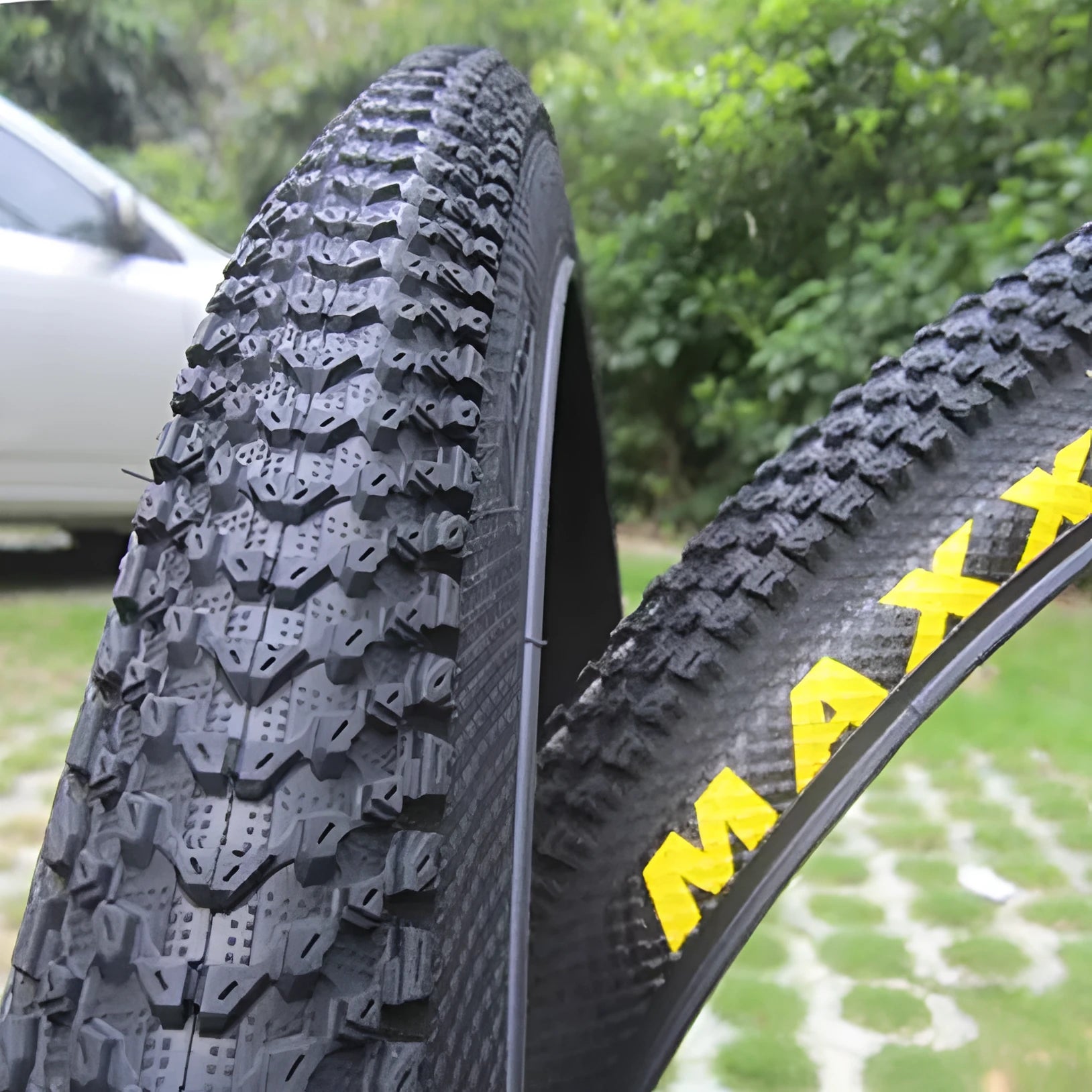 Ultralight puncture-resistant mountain bike tyre for 26, 27.5 and 29-inch wheels on a trail.