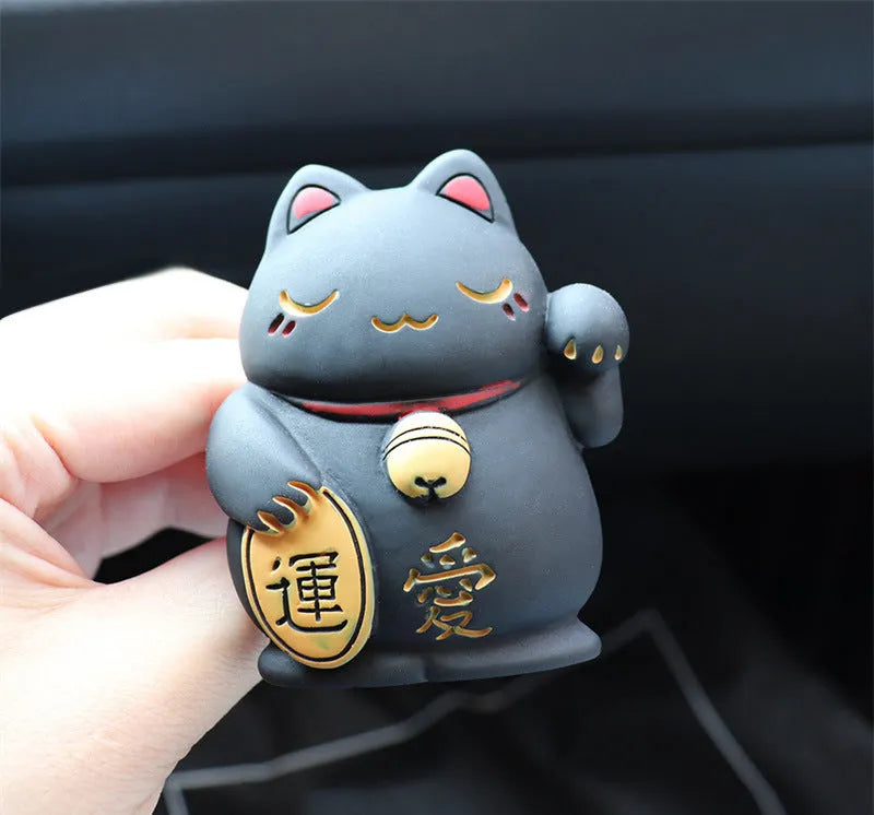 Black and white resin fortune cat car vent aromatherapy clip with aromatherapy cotton.