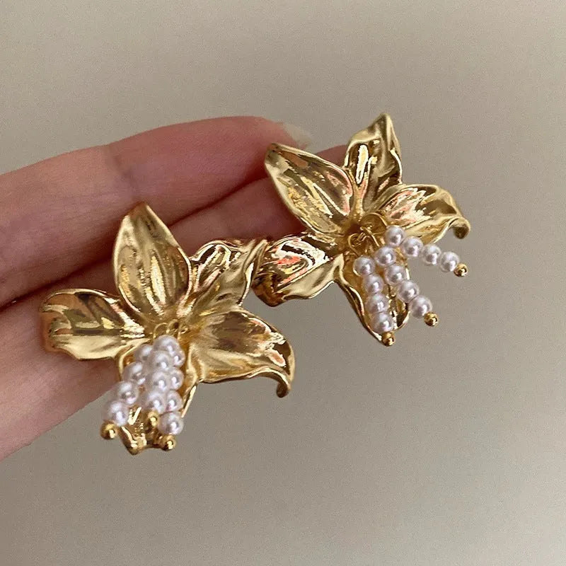 Gold H1795 metal exaggerated pearl flower earrings for women, showing floral design and niche style.