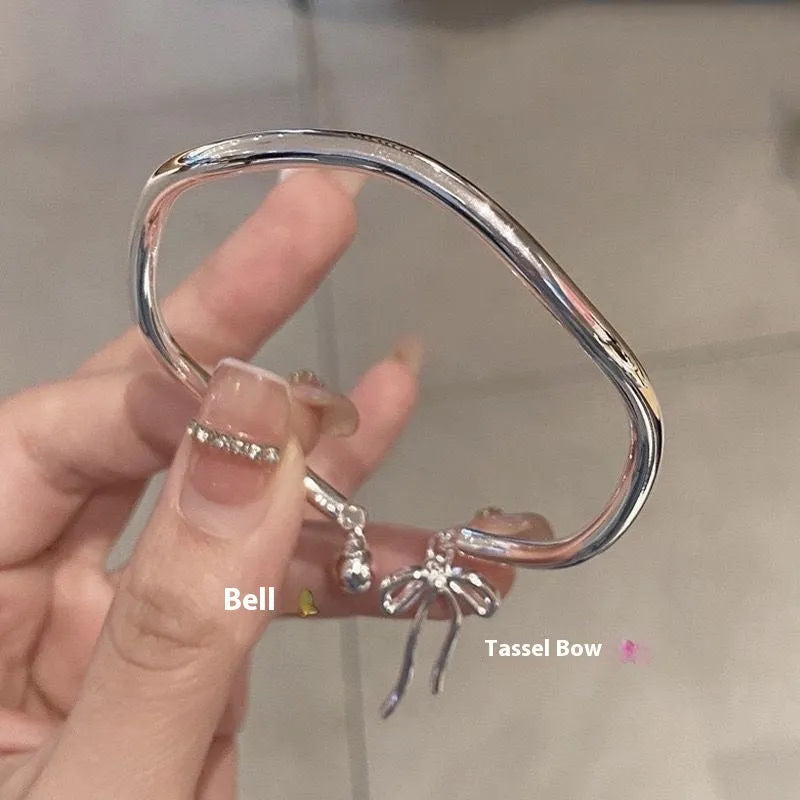 Silver adjustable women's bracelet with bow-shaped bell opening closure on zinc alloy chain