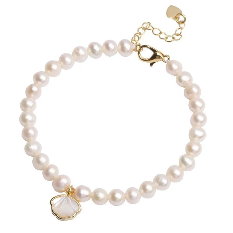 Women's freshwater pearl bracelet with fan-shaped alloy charm on a 16cm elastic string.