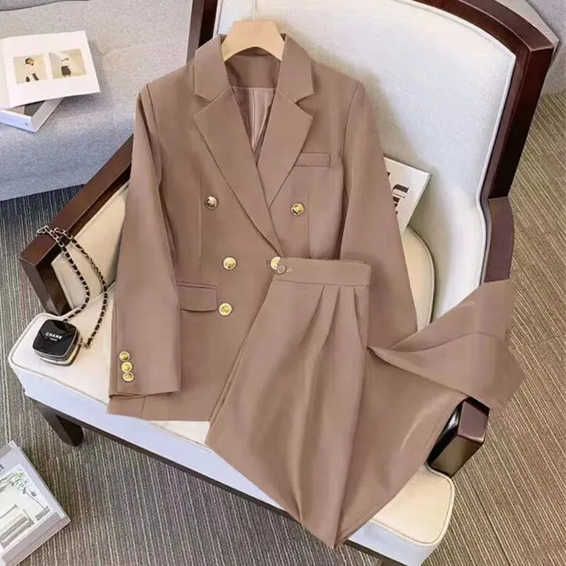 Polyester women's blouse with regular sleeves and loose fitting in khaki colour