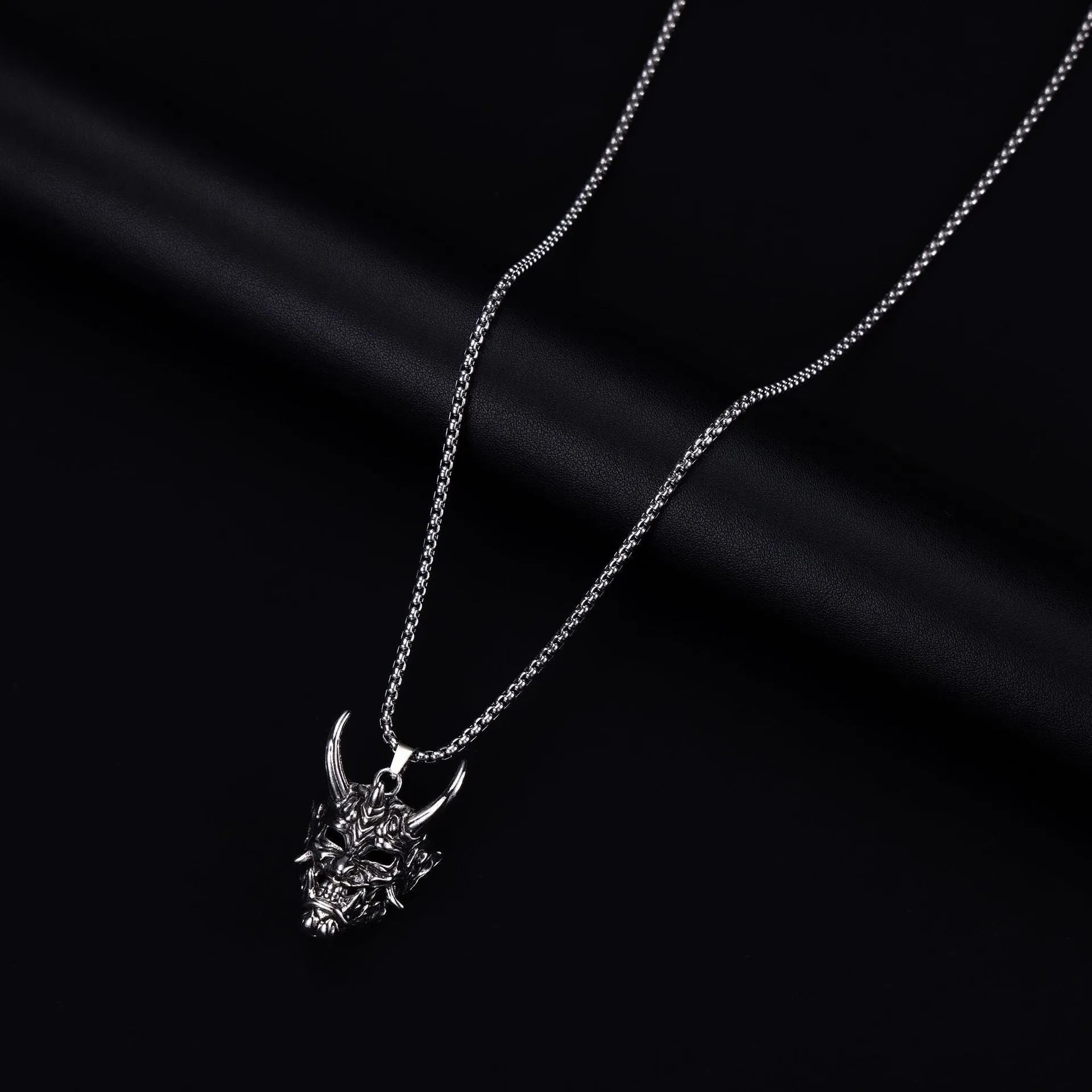 Personalised men's vintage necklace with 40x27x20mm zinc alloy pendant and silver electroplated finish