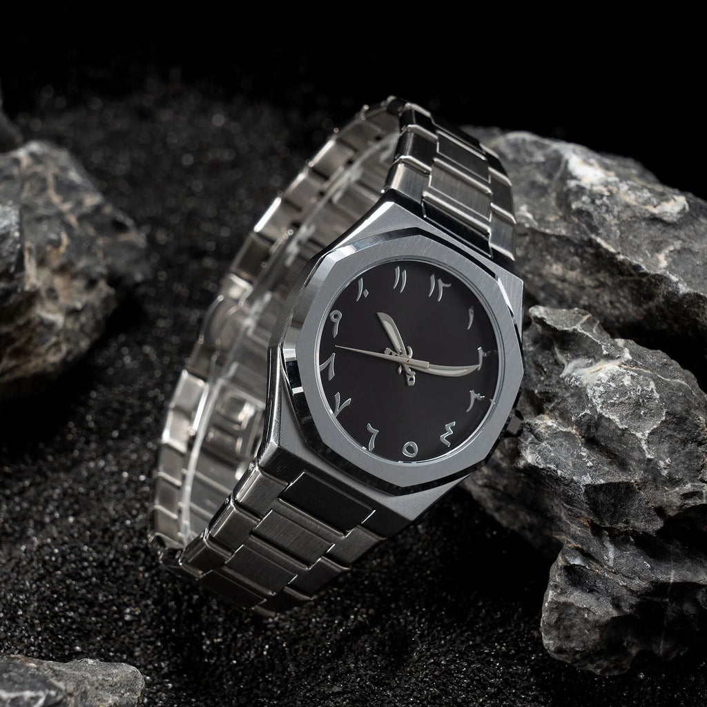 Business casual men's watch with stainless steel belt and black dial