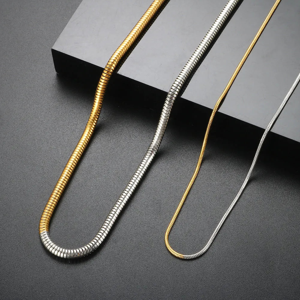 Golden snake bones chain necklace with geometric design for women's hip-hop fashion