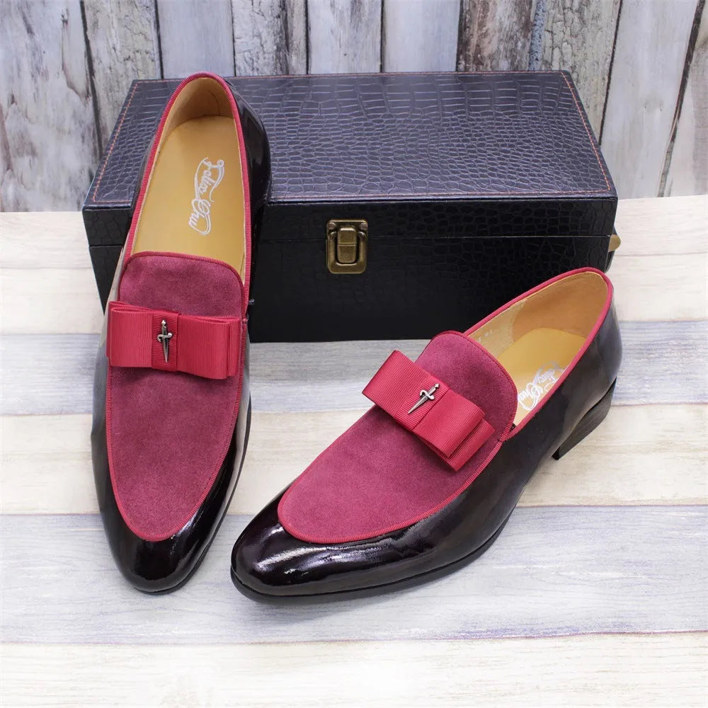 Men's low-top leather shoes with a tassel detail in black patent leather