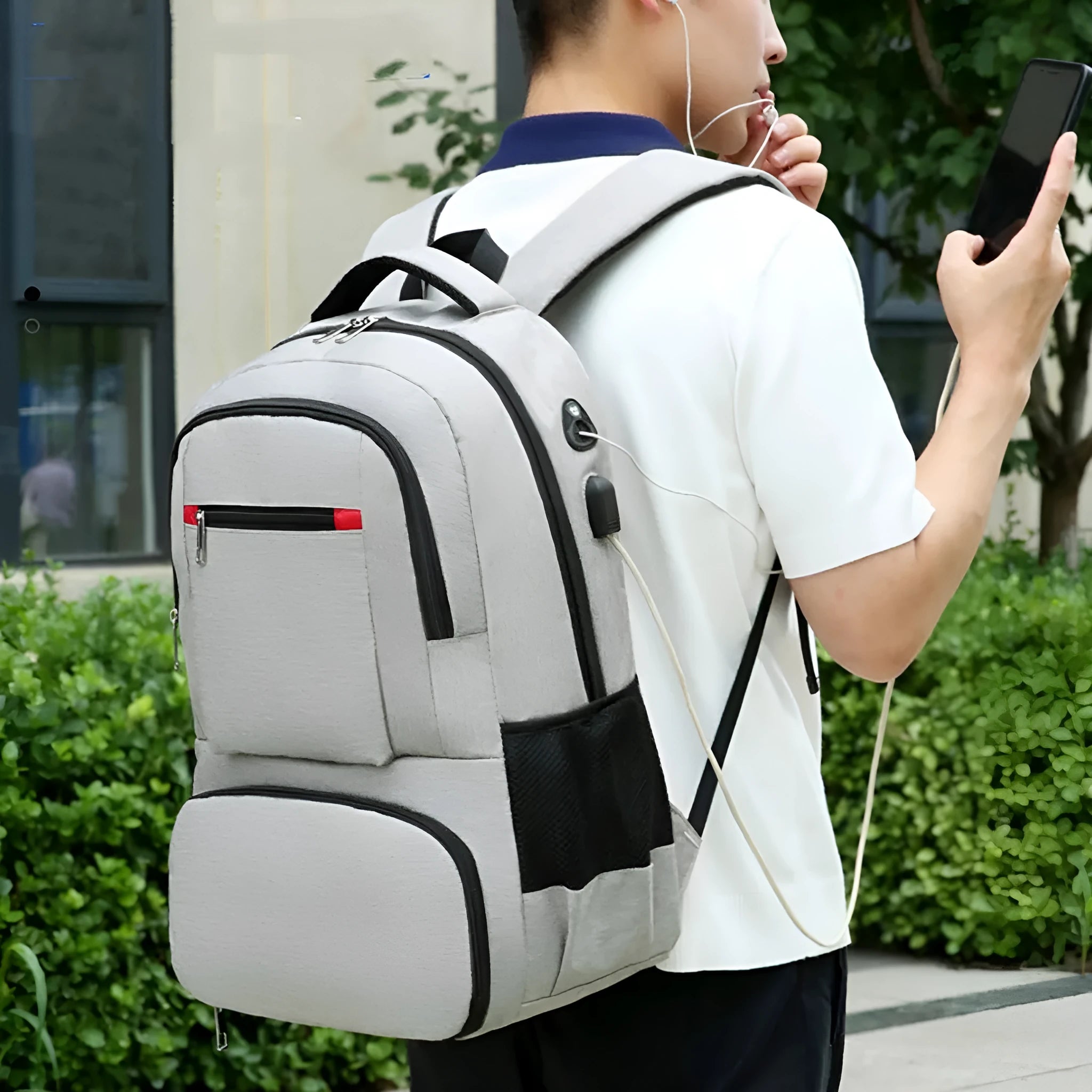 Light grey insulated Oxford cloth backpack with curved shoulder straps and dry-wet separation compartments